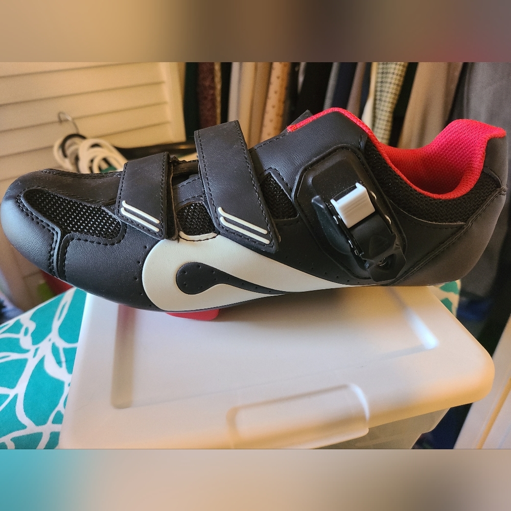 Peloton Unisex Cycling Shoes Size 42 (Men's 9 Women's 11 ) with cleats